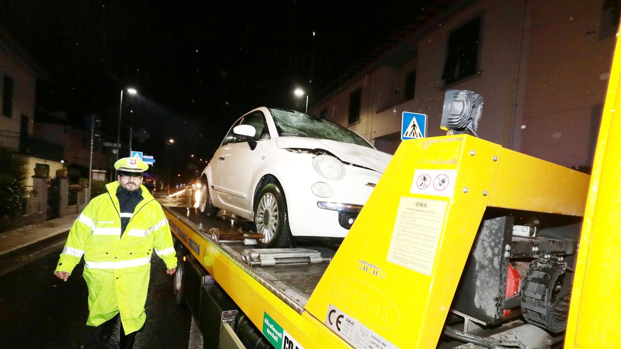 La polizia municipale rimuove l'auto che ha investito le due donne (foto Sestini)