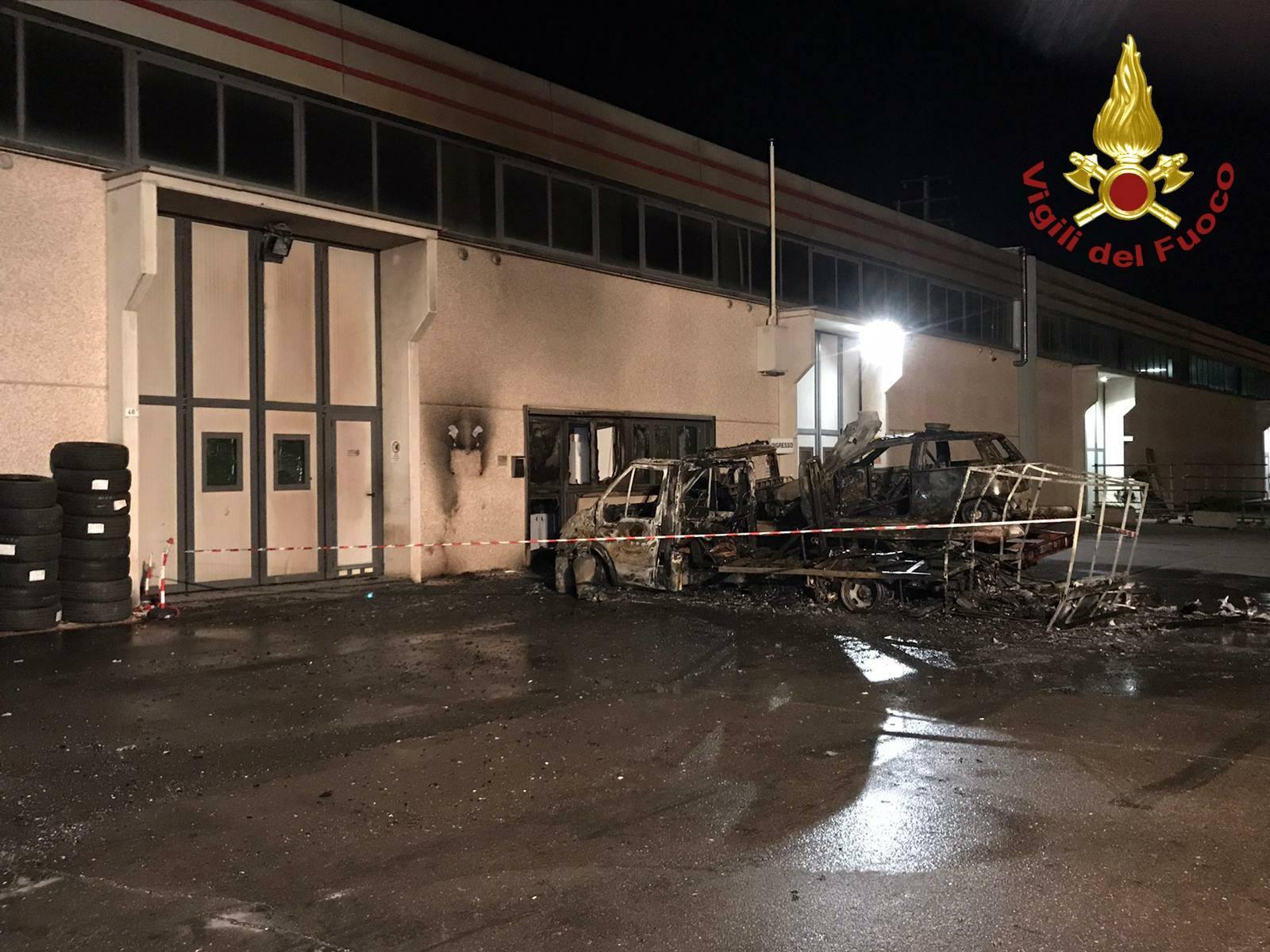 Maranello, a fuoco camper, carro attrezzi e auto