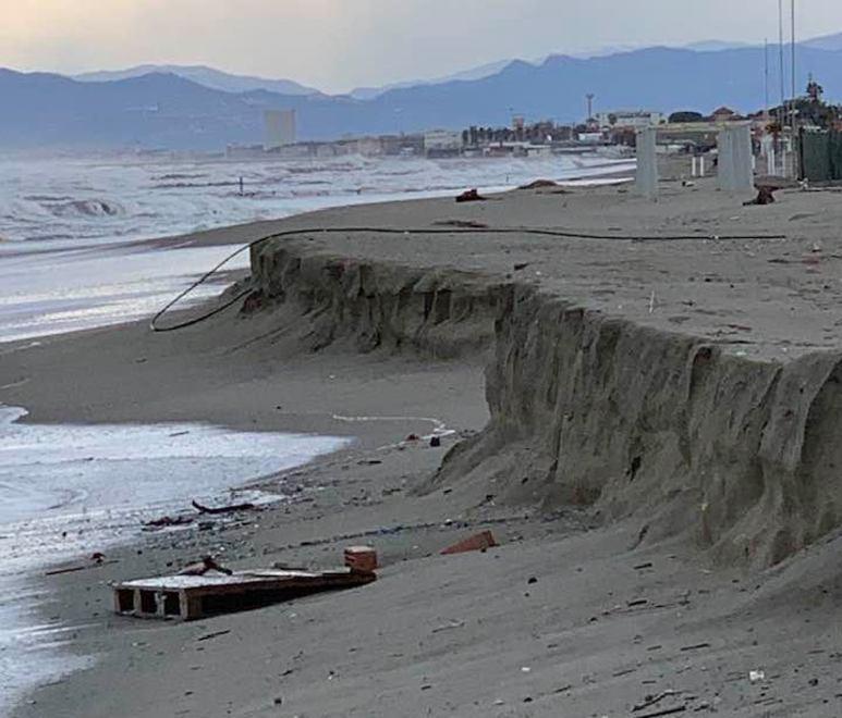 Costa ko dopo la mareggiata: «Stagione estiva a rischio» 