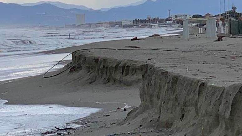 Costa ko dopo la mareggiata: «Stagione estiva a rischio»
