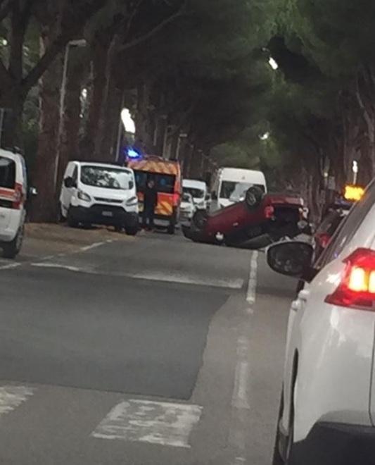 L'auto ribaltata (foto dal post di Eliana Fratelli)