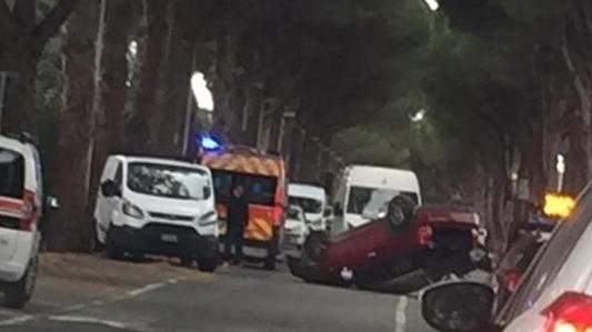 L'auto ribaltata (foto dal post di Eliana Fratelli)