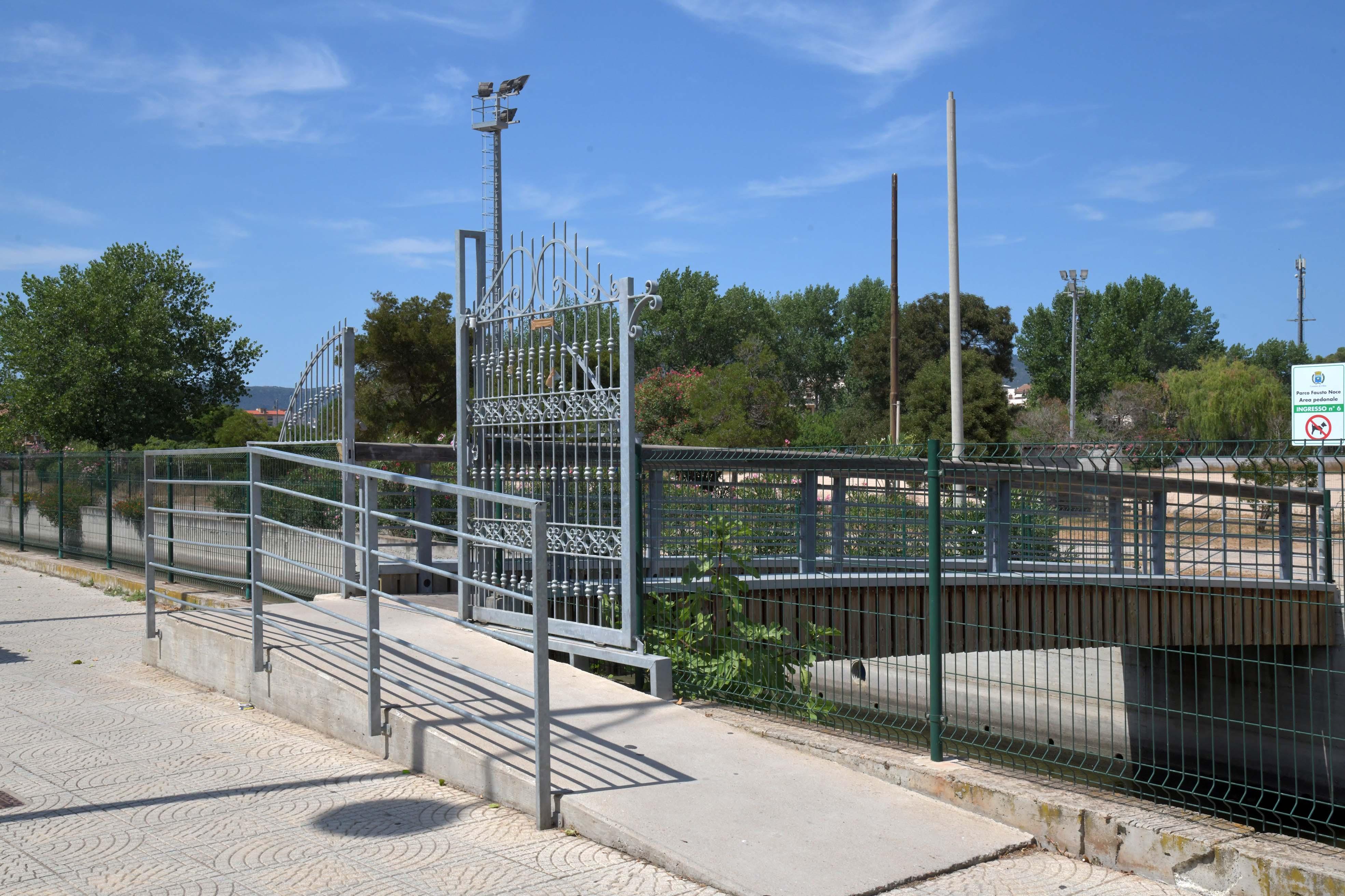 Olbia, 64enne rimprovera un gruppo di ragazzi e viene pestato 