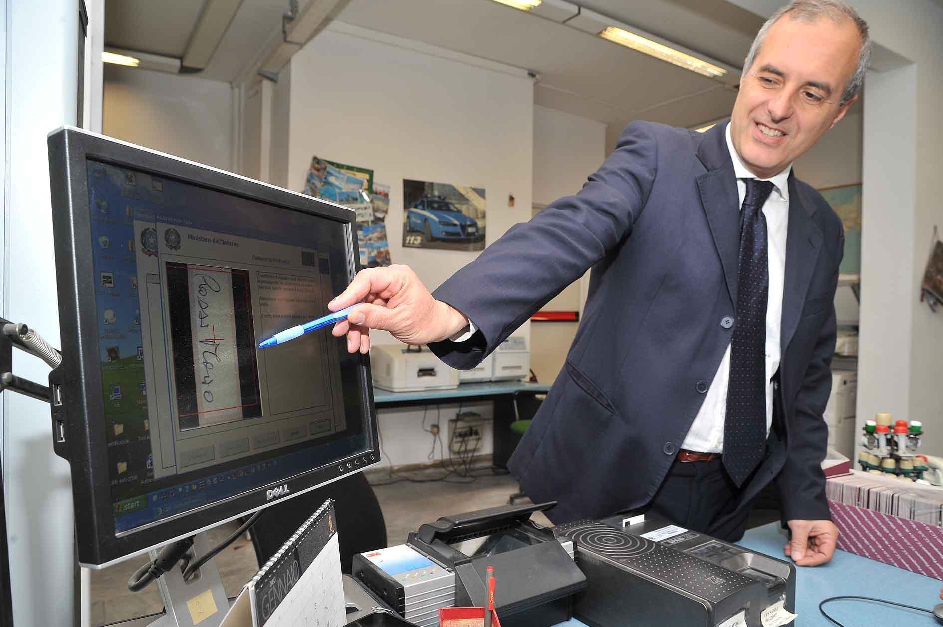 Un poliziotti in un ufficio passaporti