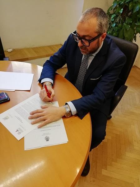 La firma del sindaco Matteo Franconi sull'ordinanza di quarantena da coronavirus