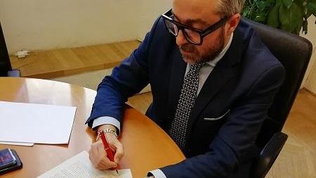 La firma del sindaco Matteo Franconi sull'ordinanza di quarantena da coronavirus
