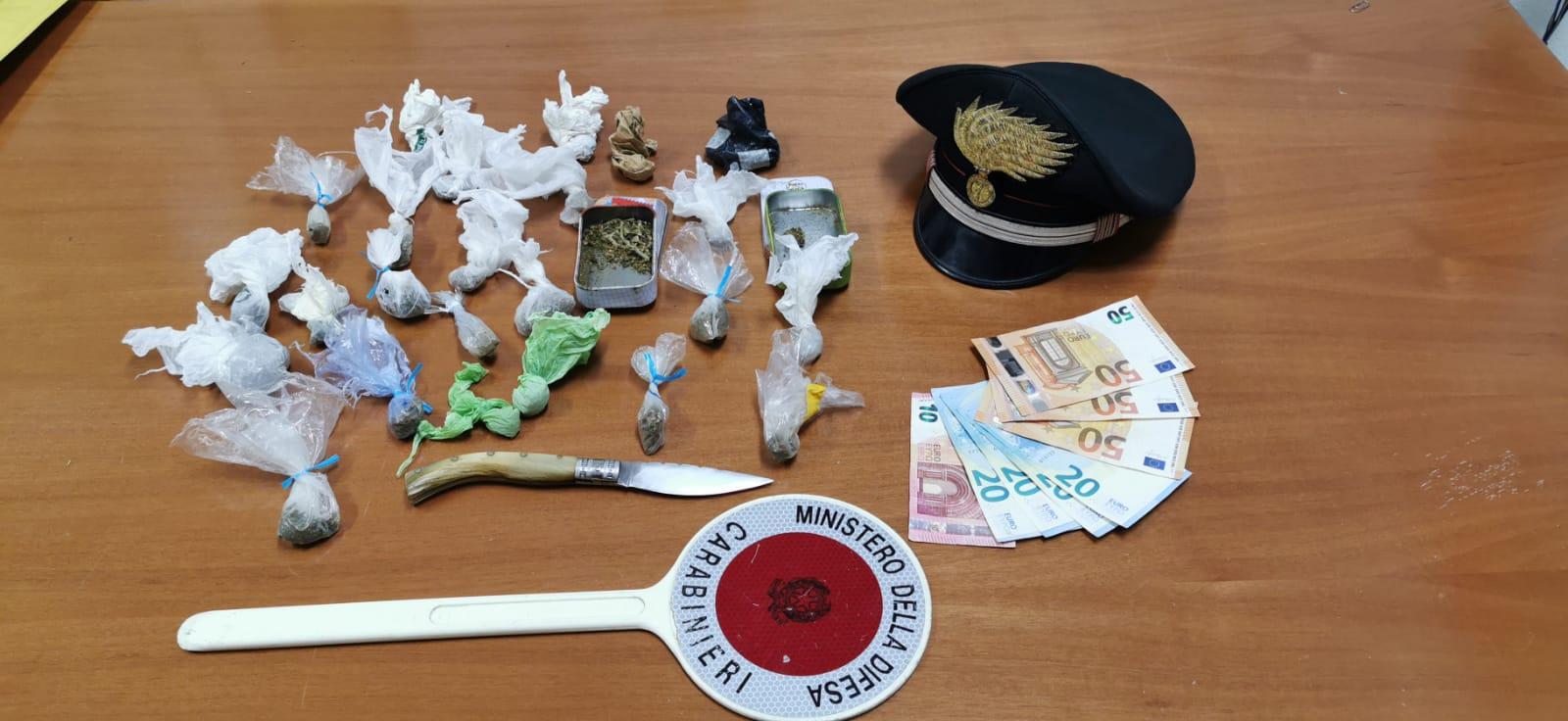 In tasca un coltello, in auto e a casa droga: 48enne arrestato a Ballao