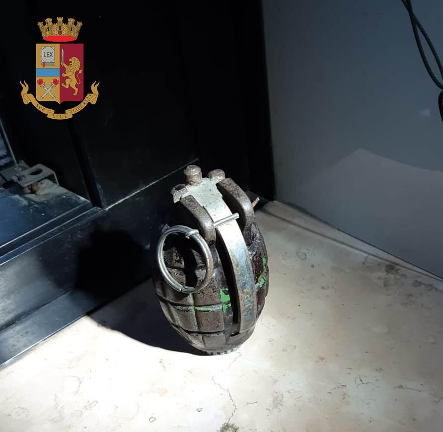 Sassuolo, perquisito per una pistola, trovano una bomba 