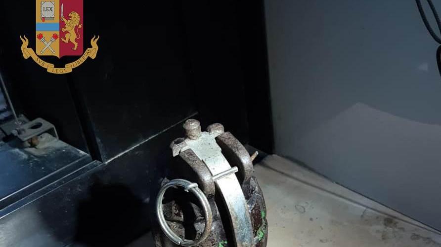 Sassuolo, perquisito per una pistola, trovano una bomba