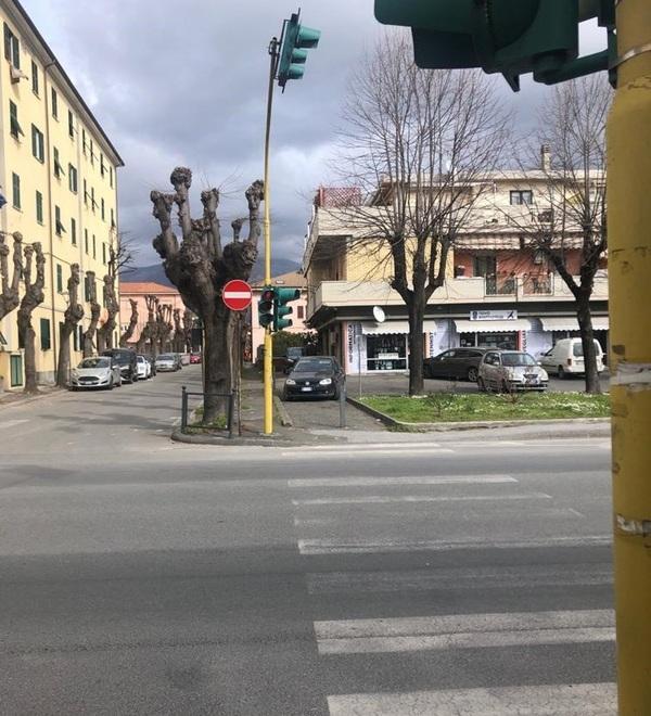 Bimba di quattro anni sfiorata da un Suv: «Qui pedoni a rischio» 