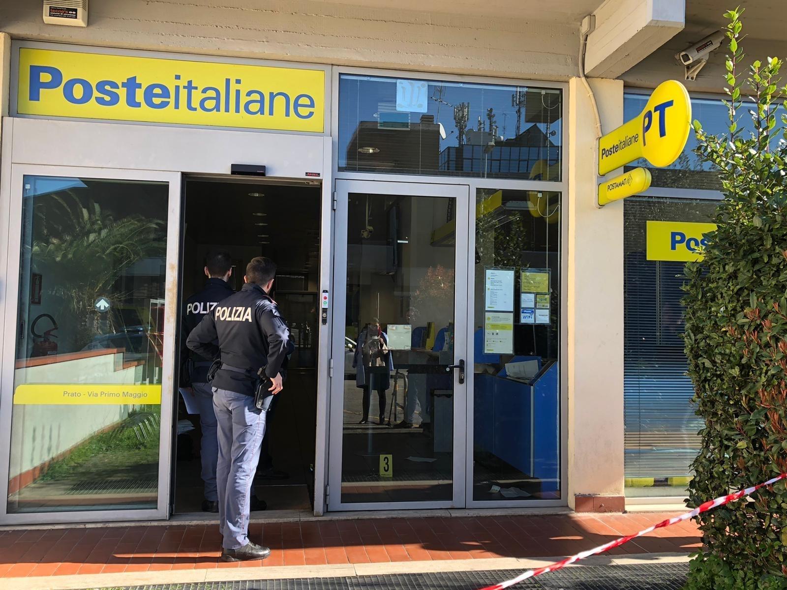 La polizia alle Poste di via Primo Maggio dopo la rapina (foto Batavia)