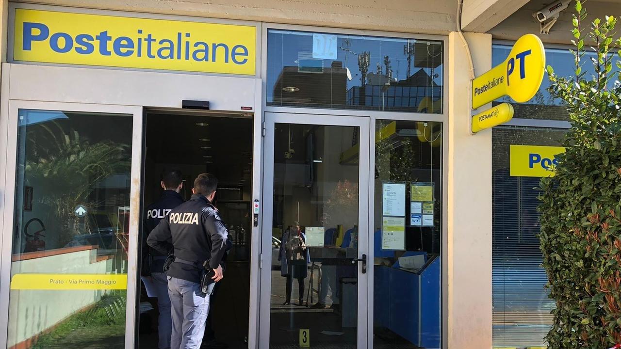 La polizia alle Poste di via Primo Maggio dopo la rapina (foto Batavia)