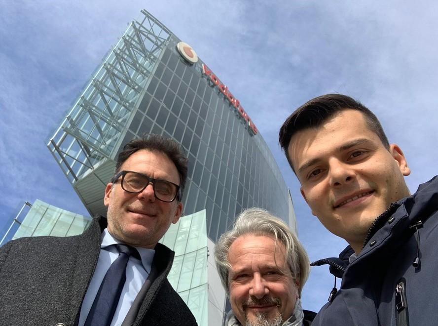 Il sindaco Michele Conti, l’assessore Pierpaolo Magnani e il deputato Edoardo Ziello dopo l’incontro con i vertici di Vodafone Italia a Milano
