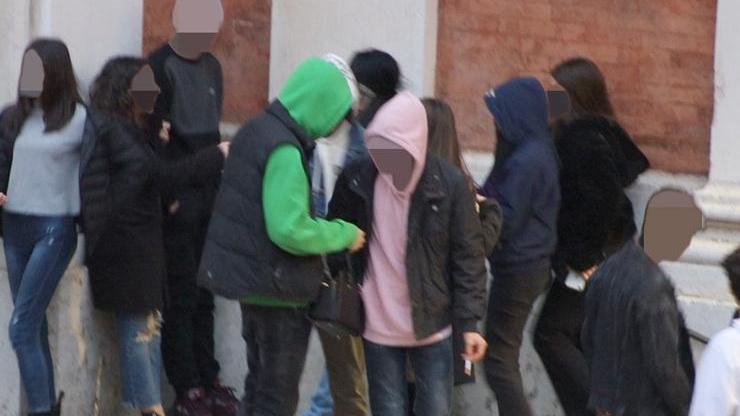 Modena. La gang dei teppisti adolescenti che spaventa la zona di piazza Roma