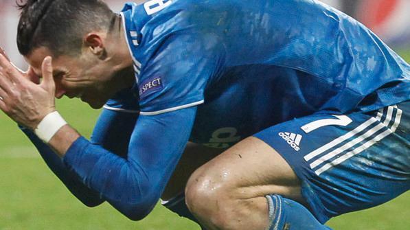 Juve brutta e nervosa, ci crede soltanto CR7 E i tifosi sui social “esonerano” Sarri
