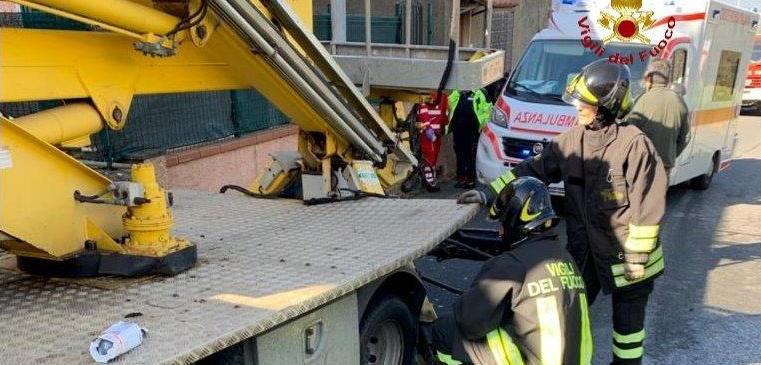 Auto contro furgoncino L’operaio nel cestello cade e si ferisce