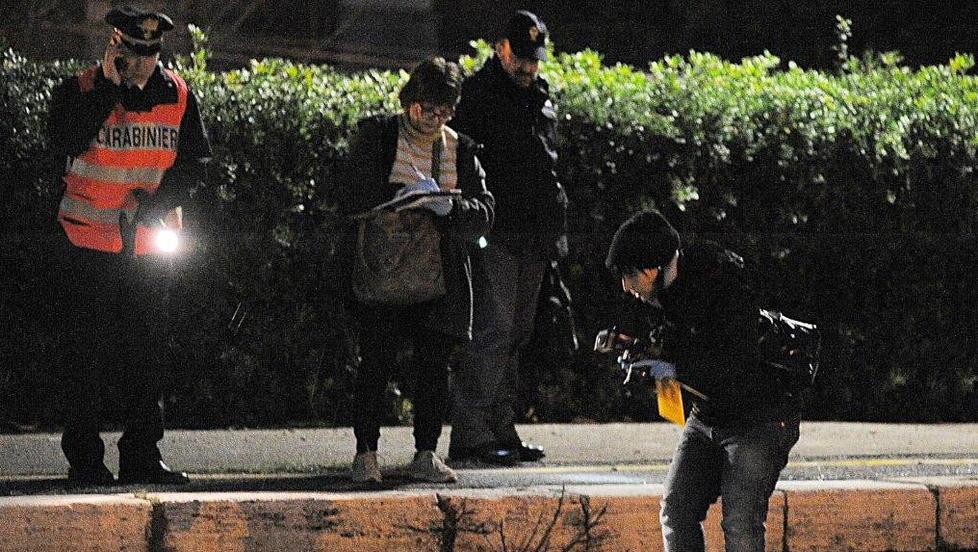 Si lascia cadere sui binari Uomo travolto dal treno, interrotto il traffico