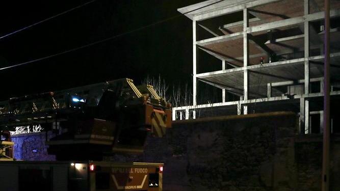 Fiamme nel palazzo abbandonato Nessun ferito