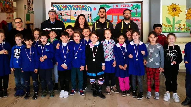 I bambini educatori di chi sta alla guida quando sono passeggeri