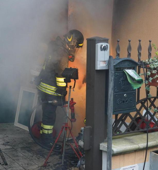 A fuoco un locale lavanderia paura a due passi dal municipio 
