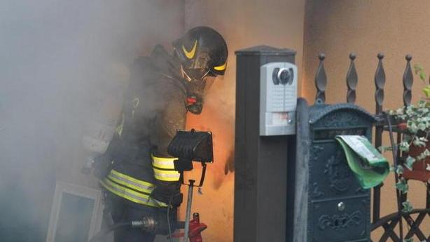 A fuoco un locale lavanderia paura a due passi dal municipio