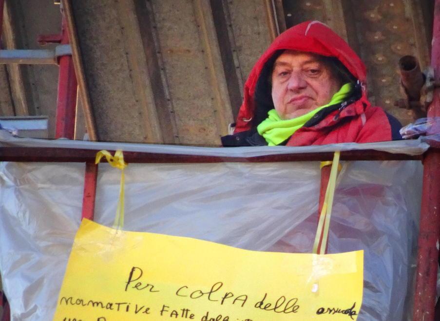 Protesta dall’ impalcatura «Vittima di una ingiustizia» 