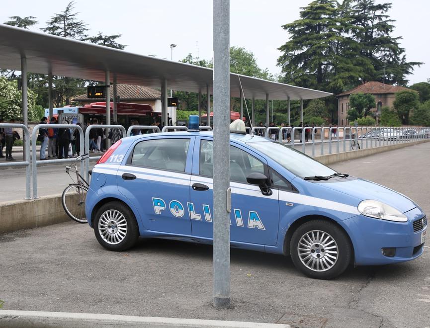 La polizia sorprende alcuni giovanissimi a scambiarsi la droga