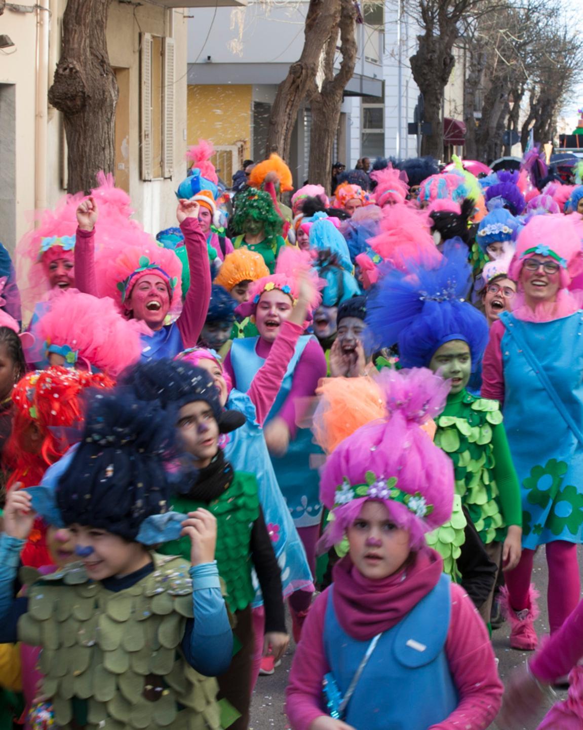 I bimbi in maschera invadono la città 