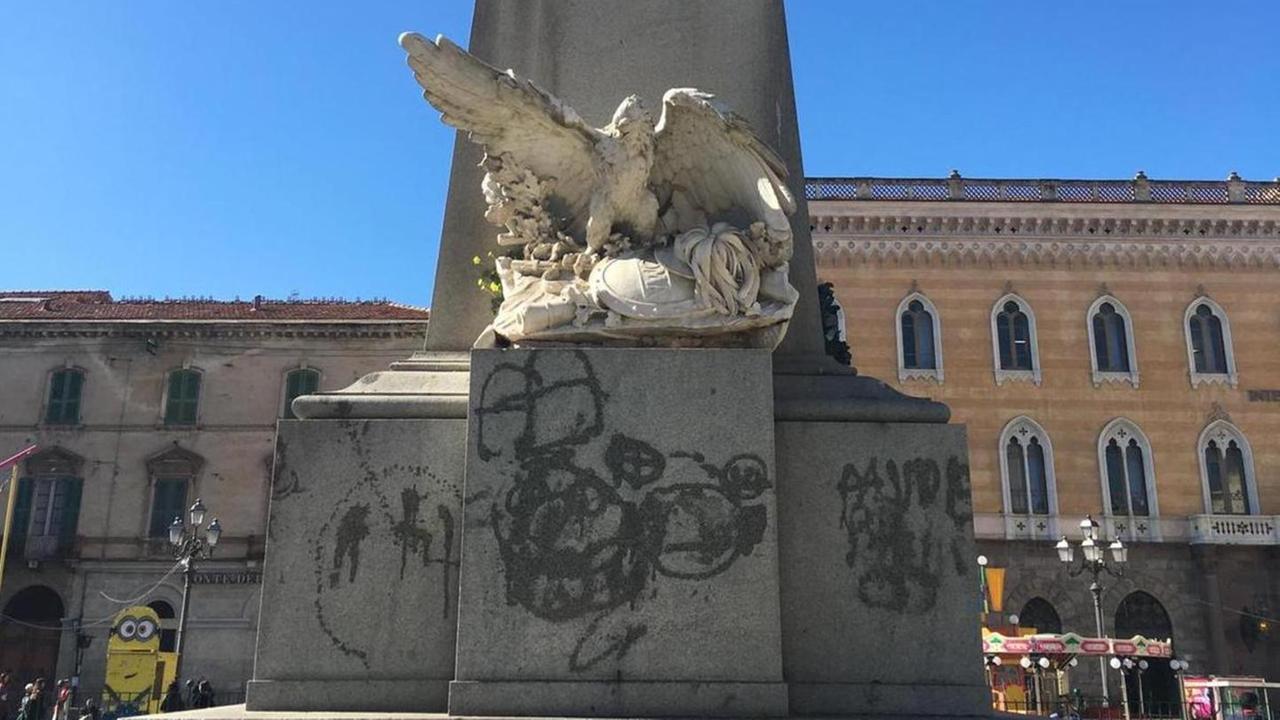 Sassari, monumento imbrattato dai vandali in piazza d'Italia
