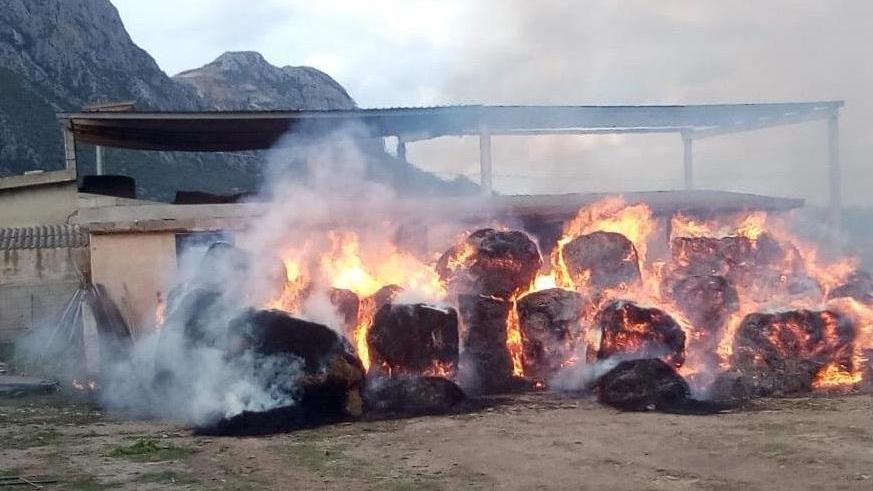 Murtas Artas, pagliaio in fiamme intervengono i vigili del fuoco