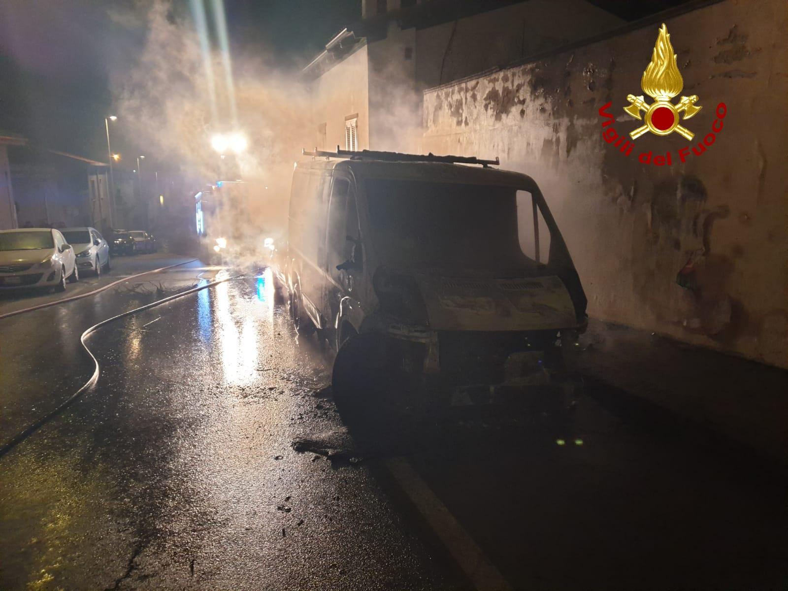 Fuoco nella notte a Porto Torres: distrutto un furgone