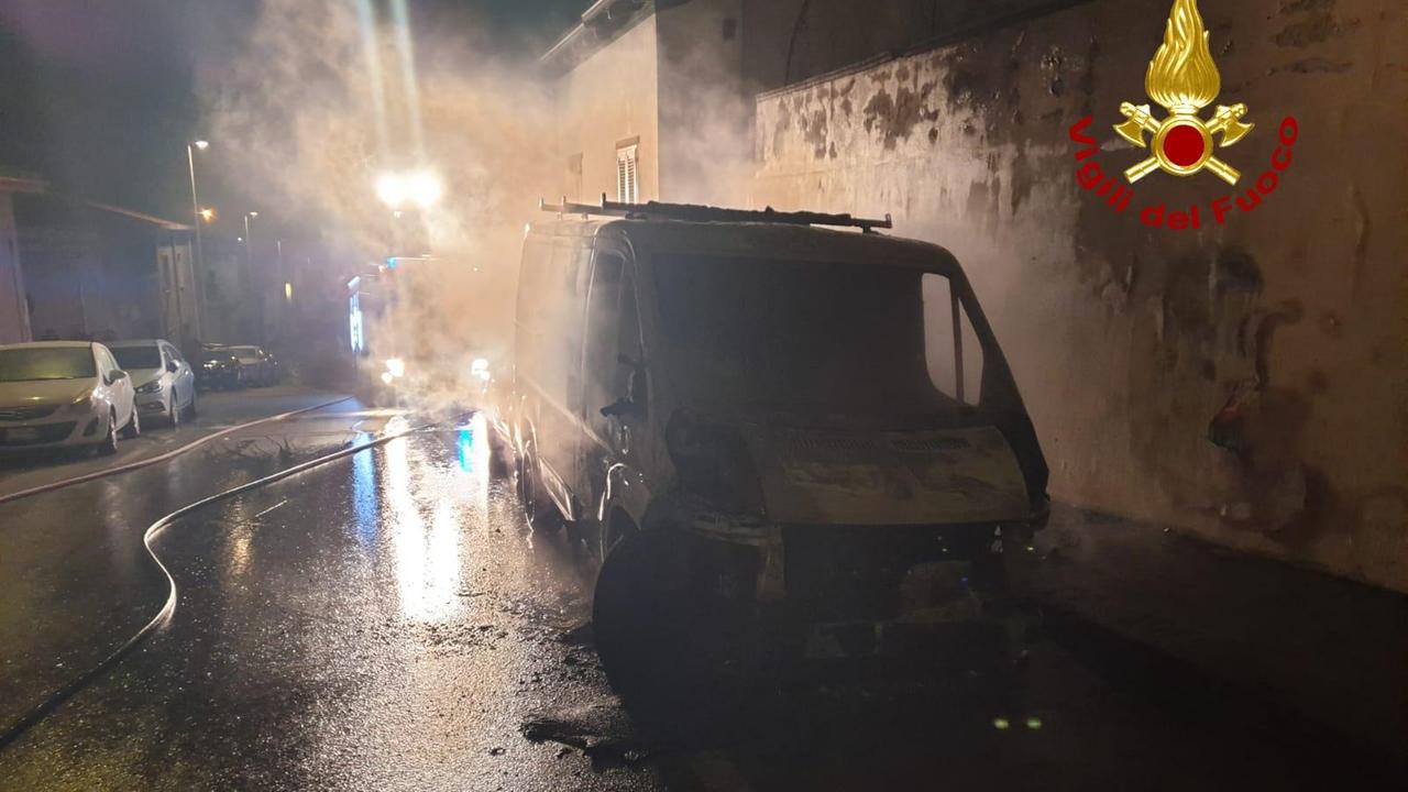Fuoco nella notte a Porto Torres: distrutto un furgone
