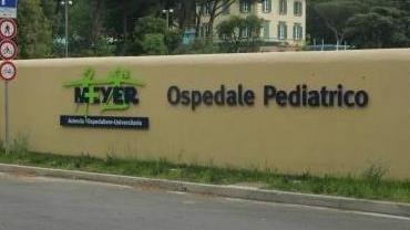 Cade dal terrazzo e sbatte la testa a terra, grave bimbo di 8 anni
