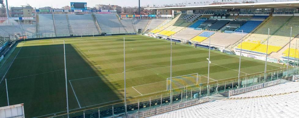 Parma e Spal in campo nel vuoto del Tardini: i tifosi tra maxi schermo e menù biancazzurri 