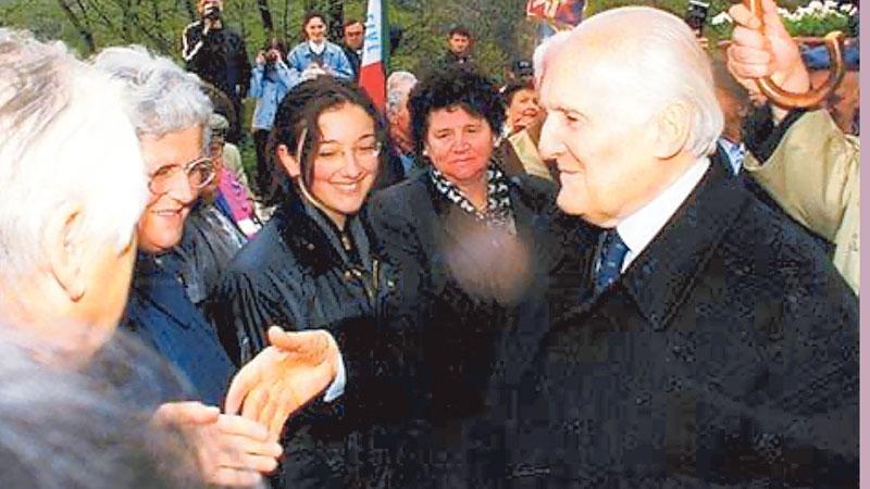 Oscar Luigi Scalfaro incontra i superstiti nel luogo dell’eccidio il 29 aprile 1998 (foto dal sito del Quirinale)