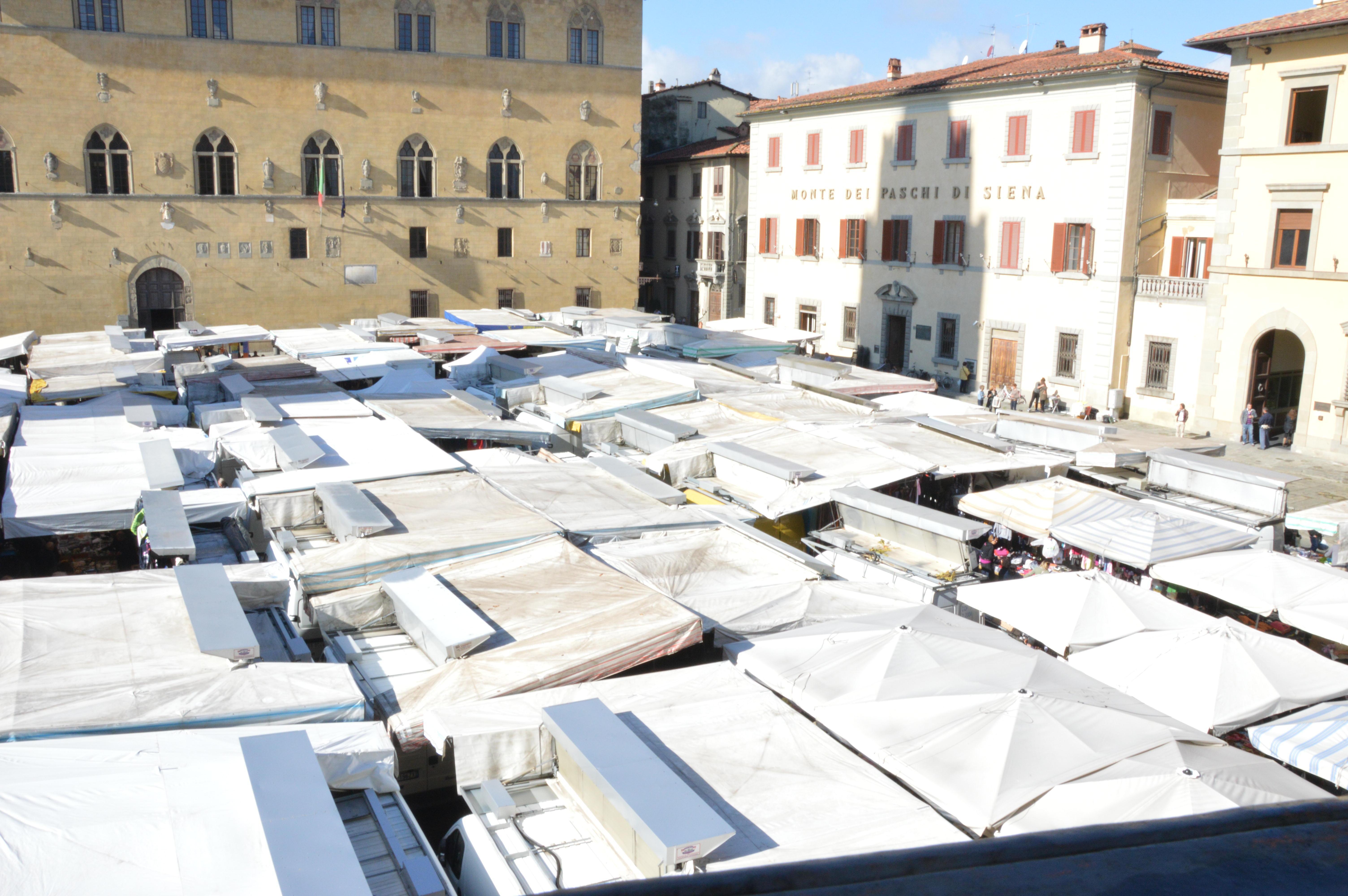 Il mercato a Pistoia fotografato dall'alto