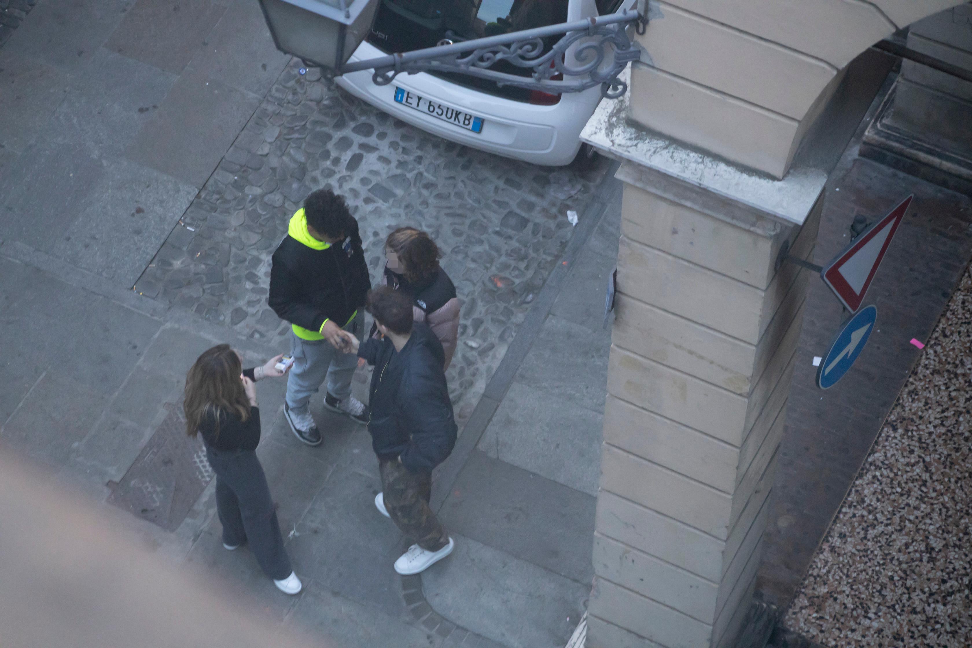 Modena, lo spaccio sotto ai palazzi nel cuore del centro storico