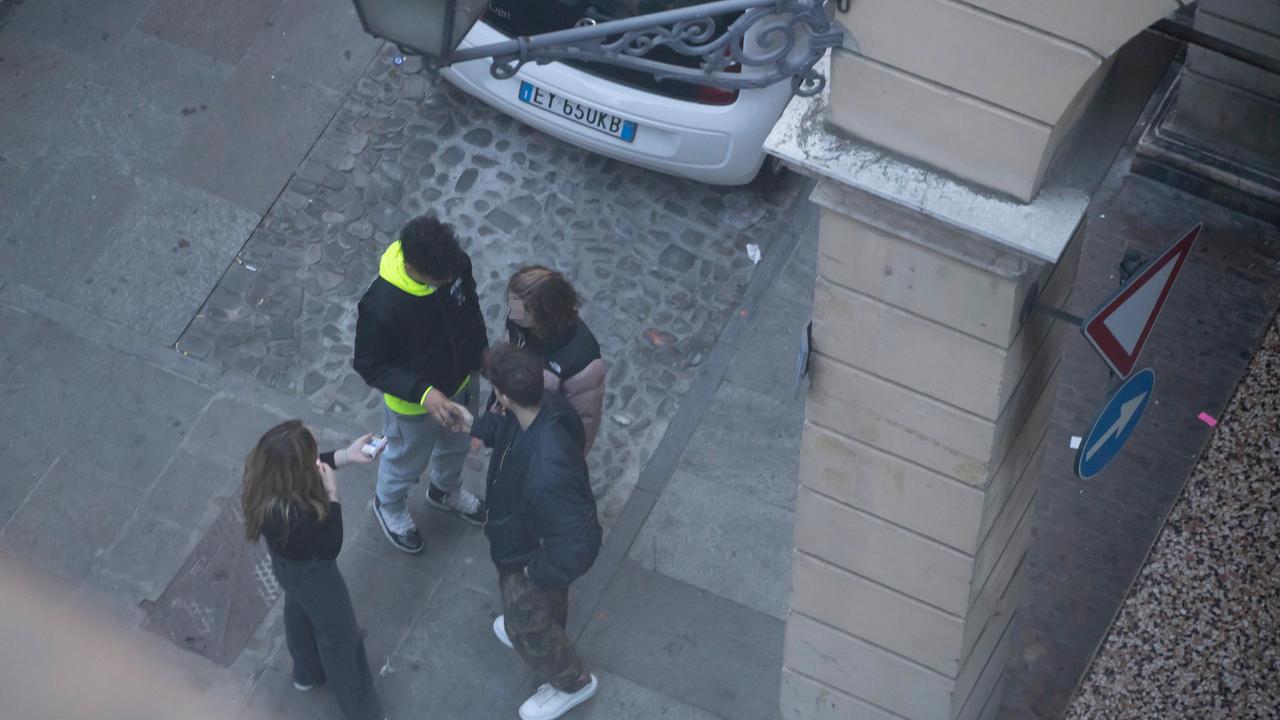 Modena, lo spaccio sotto ai palazzi nel cuore del centro storico