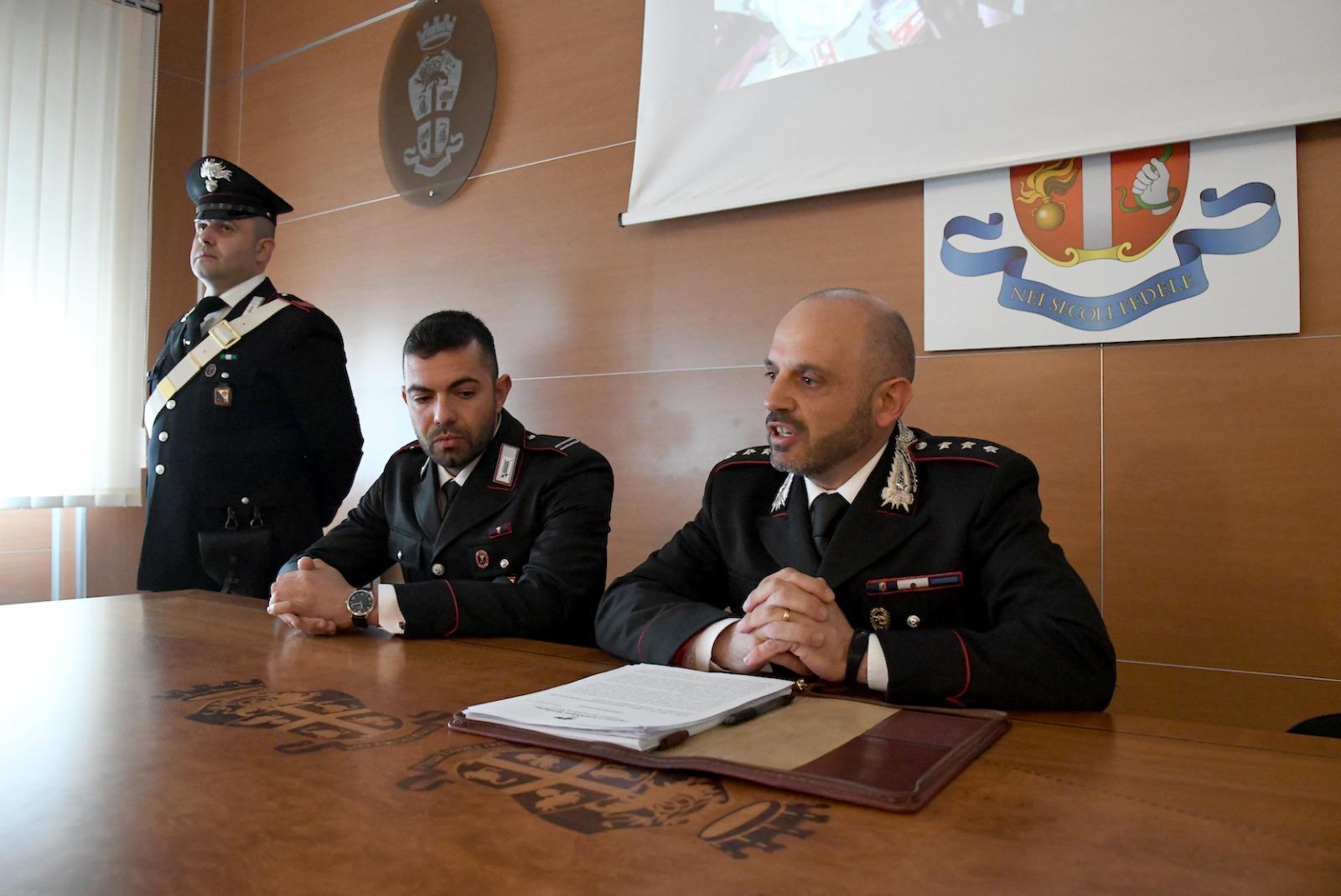 Al tavolo del Comando provinciale di Nuoro, a sinistra il maresciallo Mirko Granocchia e a destra il capitano Massimo Meloni comandante della Compagnia carabinieri di Ottana (foto Massimo Locci)