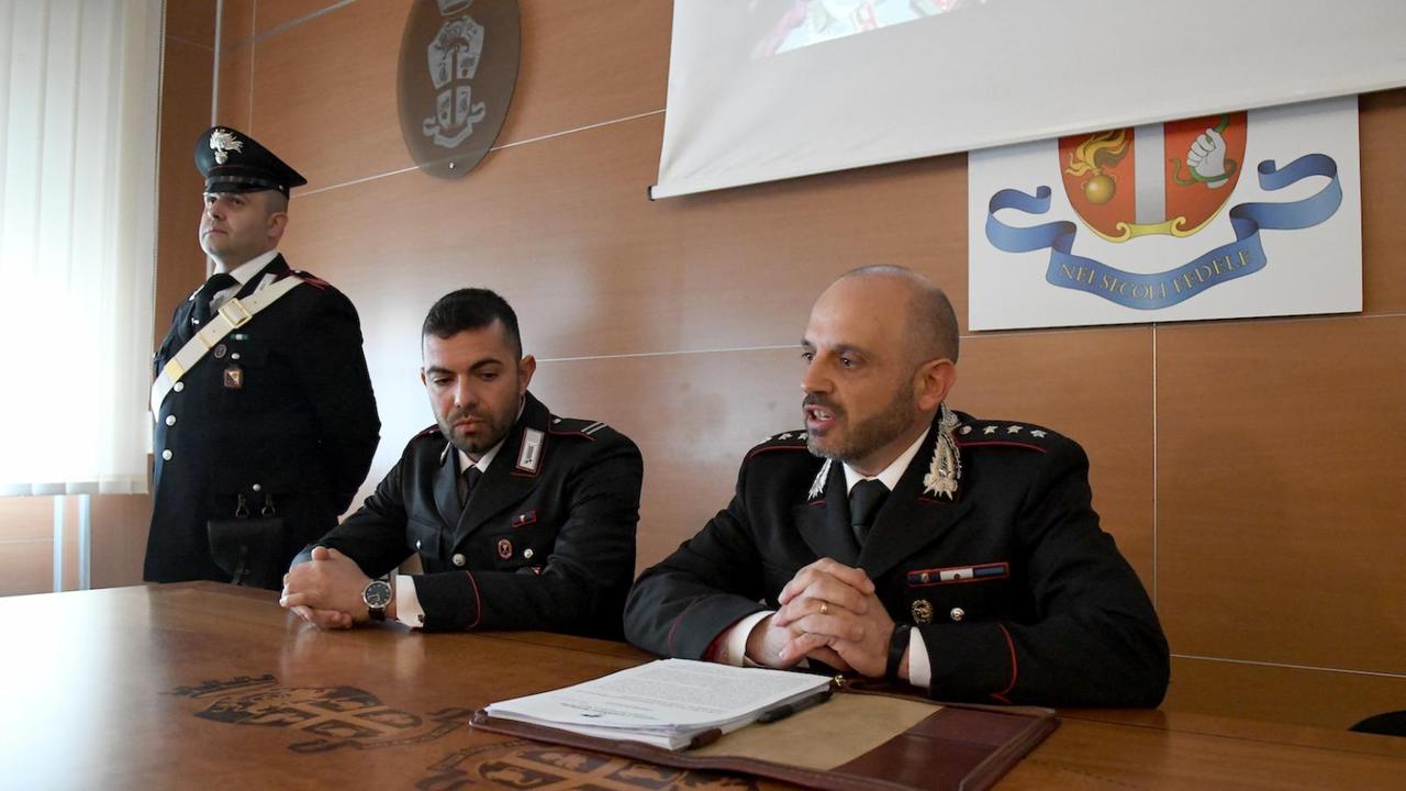 Al tavolo del Comando provinciale di Nuoro, a sinistra il maresciallo Mirko Granocchia e a destra il capitano Massimo Meloni comandante della Compagnia carabinieri di Ottana (foto Massimo Locci)