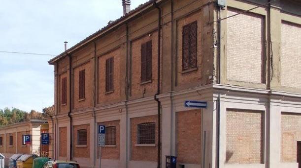 Ruba l'auto al coinquilino: ubriaco, si schianta durante inseguimento