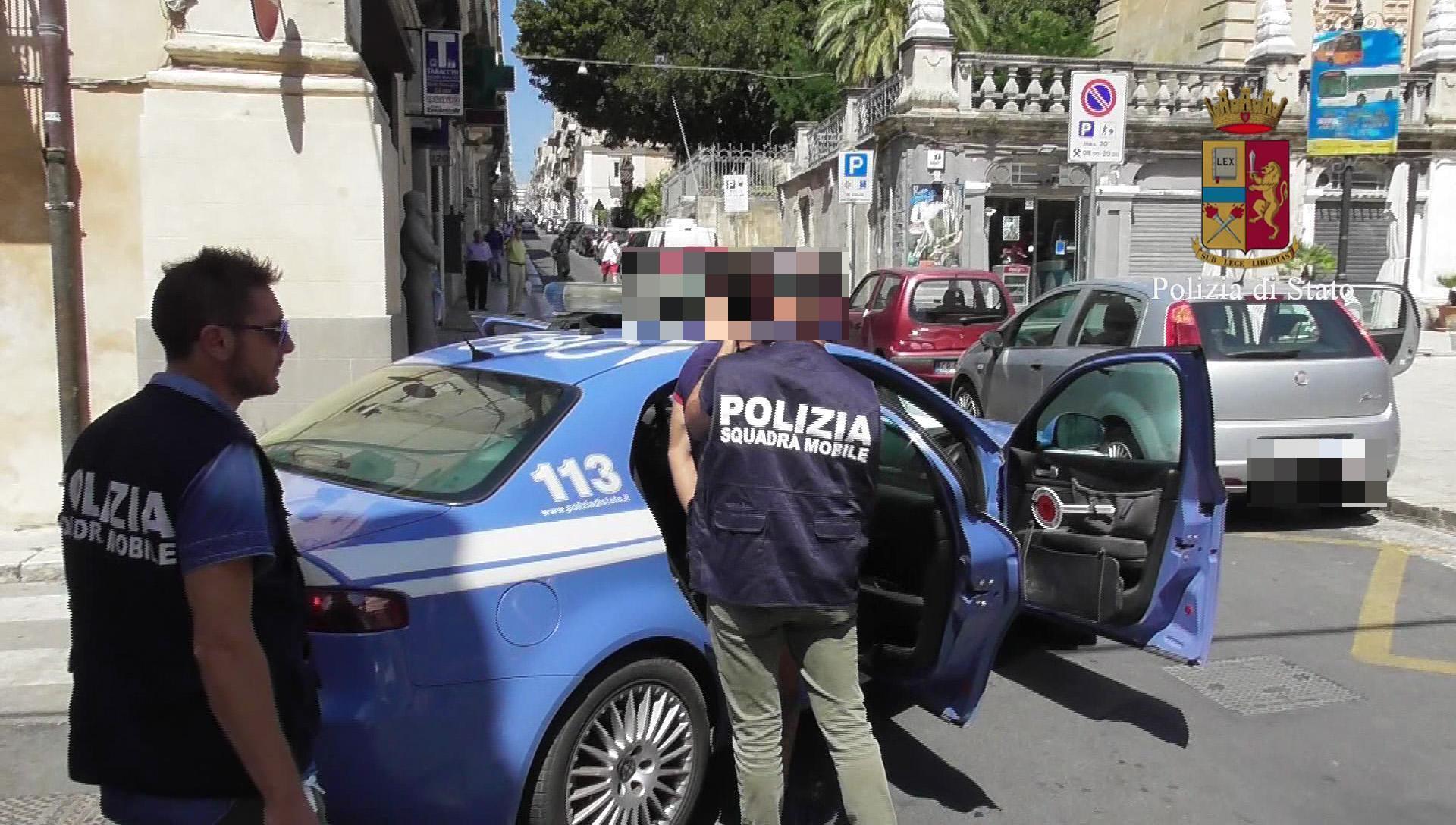 Un intervento della Squadra mobile della polizia (foto d'archivio)
