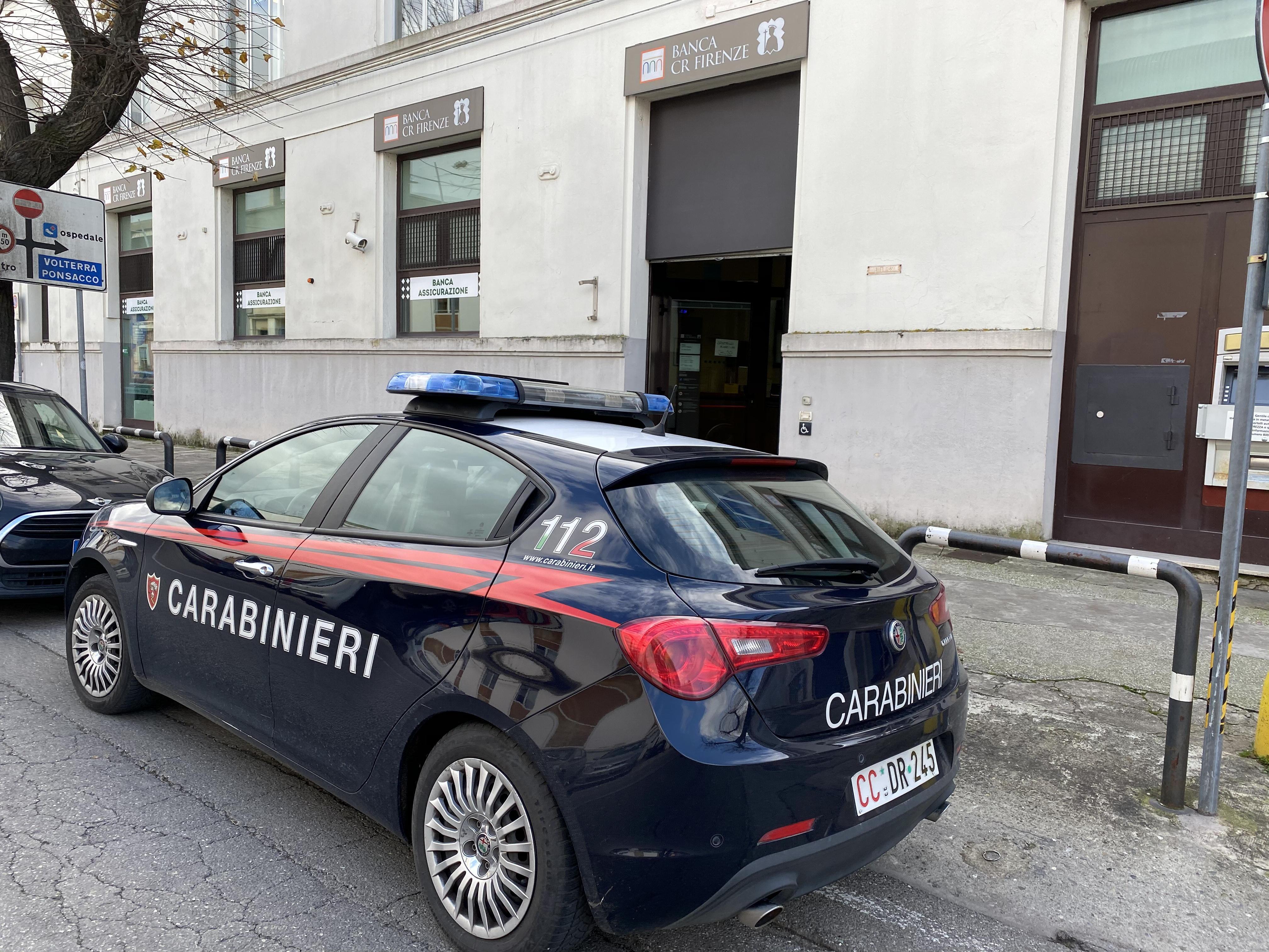 Molesta cinquantenne danneggiandole l’auto e ricoprendola di letame  