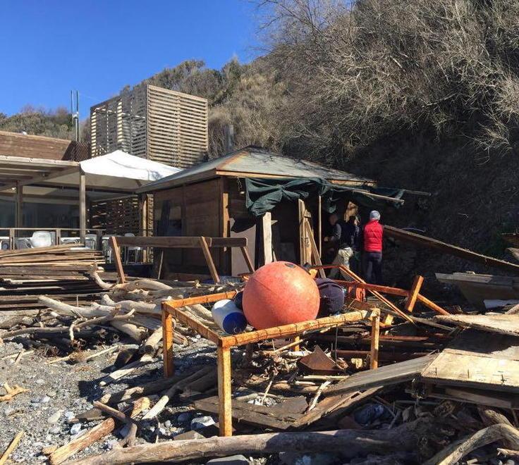 Calamoresca beach: danni e mare dentro il ristorante 