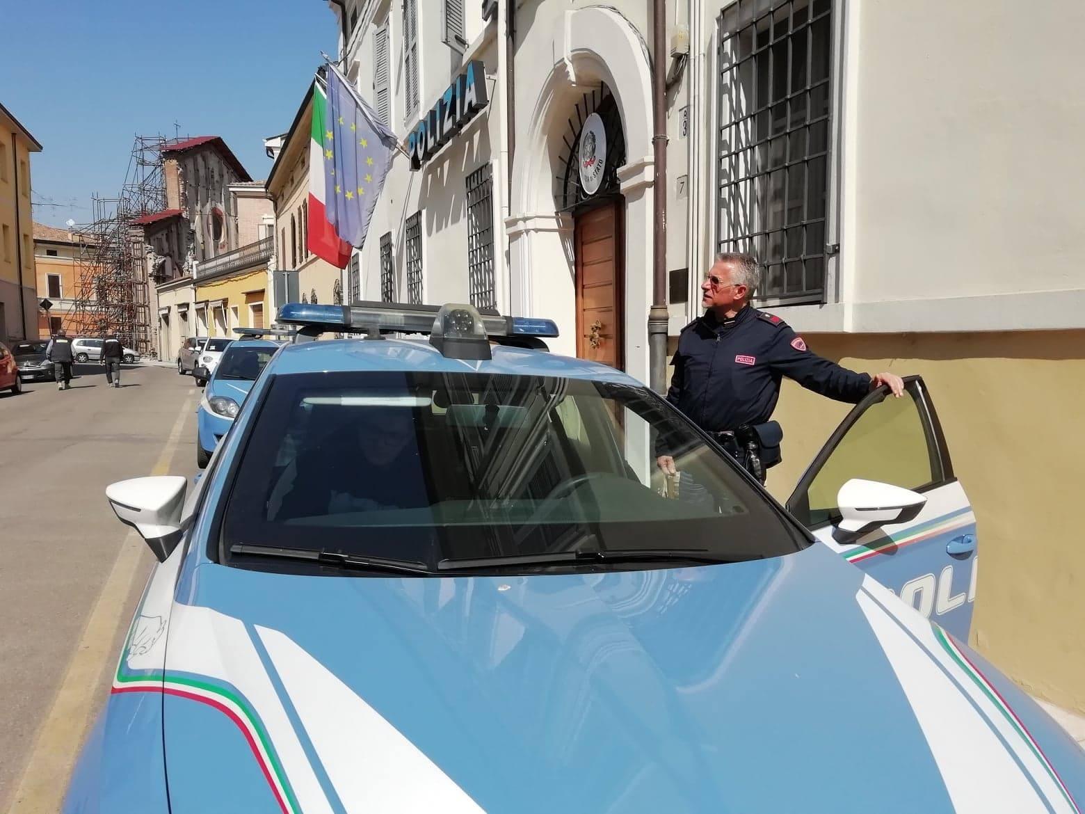 Mirandola.  Tenta di pagare il conto con carta di credito scaduta e picchia gli agenti 