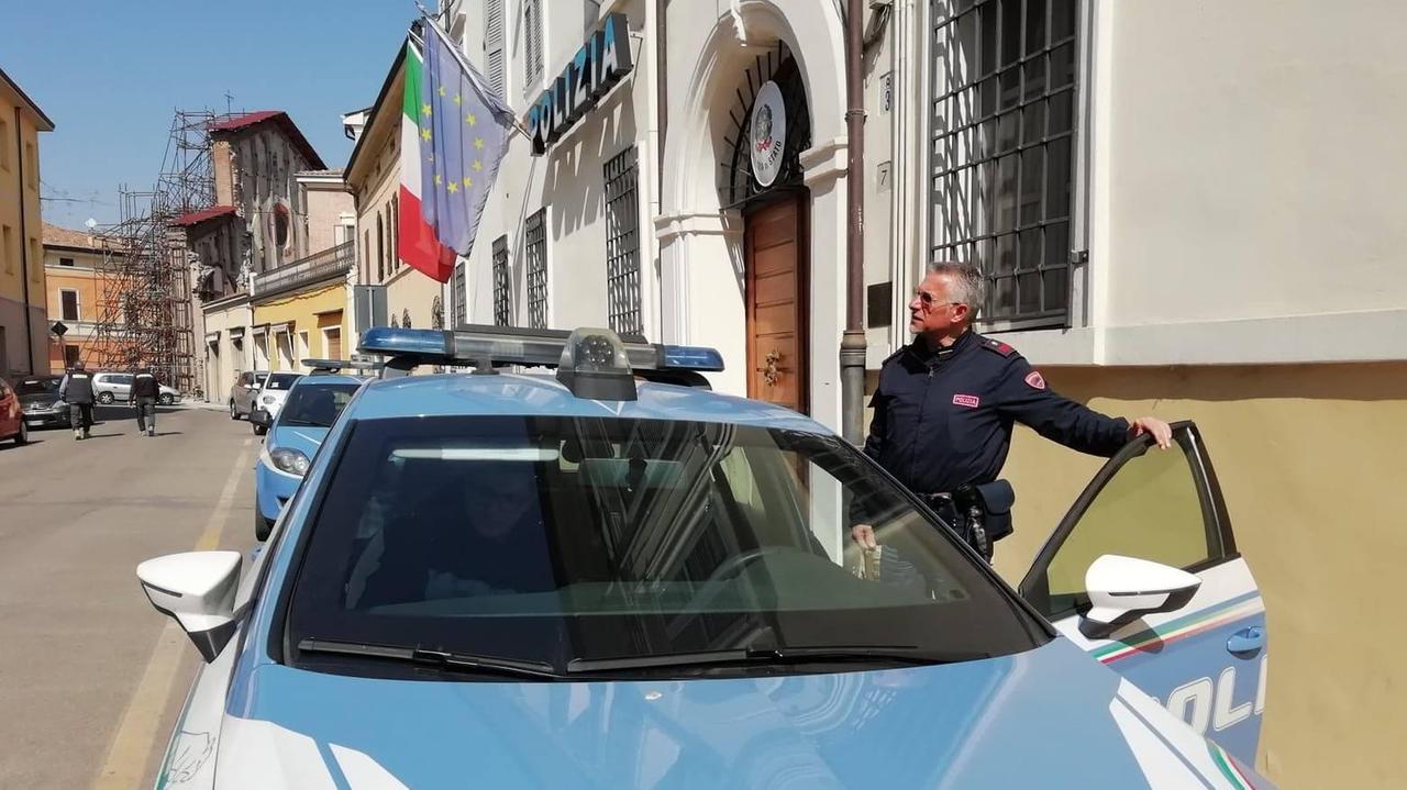 Mirandola. Tenta di pagare il conto con carta di credito scaduta e picchia gli agenti