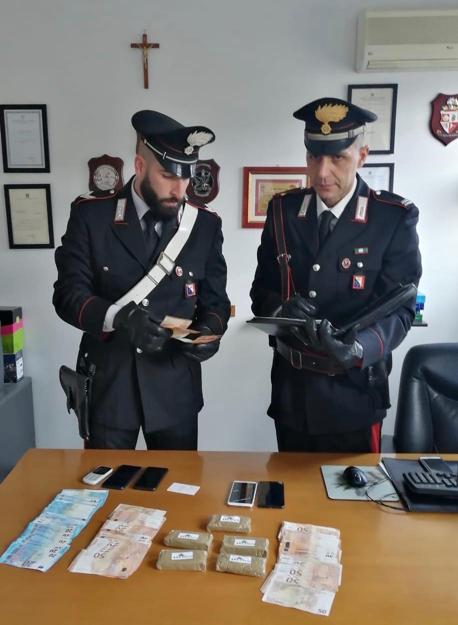 La droga e i soldi sequestrati dai carabinieri a Quarrata