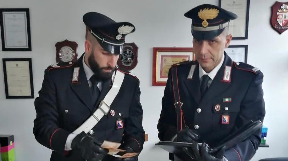 La droga e i soldi sequestrati dai carabinieri a Quarrata