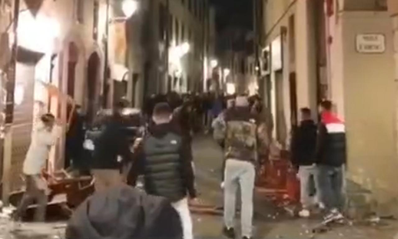 Un momento della rissa in via Settesoldi