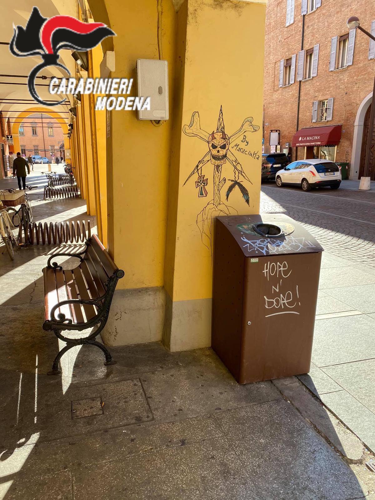 Carpi, imbratta il muro con una maxi teschio: identificato e denunciato